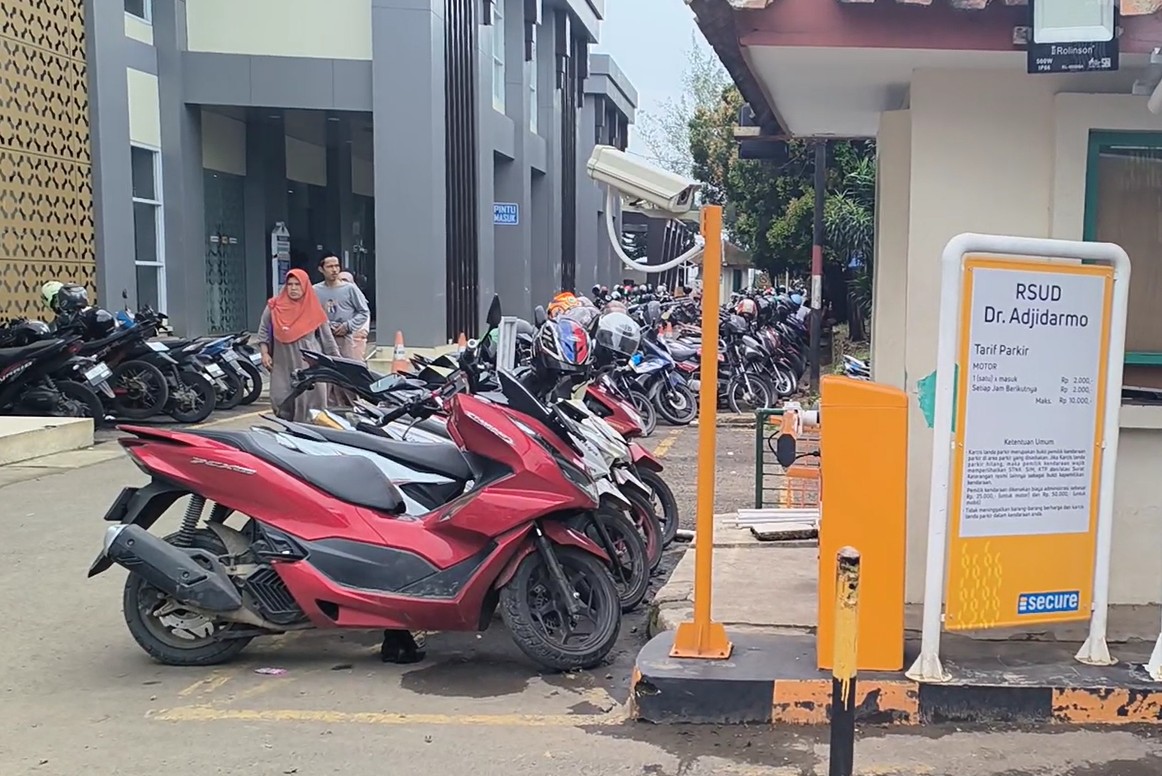 Area Parkir RSUD Adjidarmo